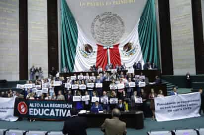 Hoy frente a la Cámara, en el marco del plantón que mantienen los profesores frente al Palacio Legislativo de San Lázaro, maestros organizaron un mitin durante la primera parte de la sesión para aprobar las nuevas leyes secundarias a la reforma educativa de 2019. (ESPECIAL)