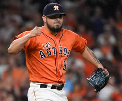 Celebra el mexicano Roberto Osuna luego de sacar el out 27 en la victoria de los Astros 6-4 sobre los Angelinos.