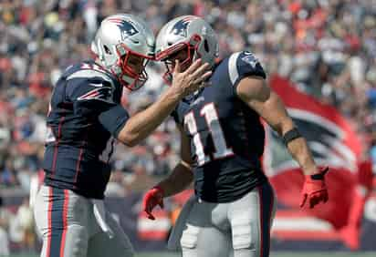 El mariscal de campo de los Patriotas, Tom Brady (i), celebra con el receptor Julian Edelman luego de enviarle un pase de anotación. (AP) 