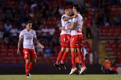 Festejan jugadores del Necaxa tras marcar el primer gol. (JAM MEDIA) 