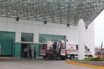 Tras el fuerte impacto, el motociclista quedó tendido en el suelo, situación que aprovechó el conductor para huir del lugar. (ARCHIVO)