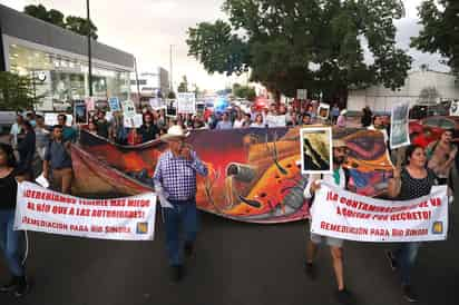 El presidente Andrés Manuel López Obrador dijo que mediante el diálogo y la conciliación se busca llegar a un acuerdo entre las partes en el caso del derrame de ácido sulfúrico al mar por Grupo México y de desechos tóxicos en los ríos Bacanuchi y Sonora. (ARCHIVO)