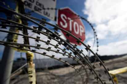 La implementación de la 'Operación Guardián' en Estados Unidos hace 25 años marcó el inicio de la militarización de la frontera con México y del proyecto del muro por toda la línea divisoria, y no son pocos los que la responsabilizan de un legado de más de 7,000 inmigrantes muertos. (ARCHIVO)