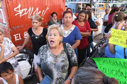 Las vecinas y vecinos de la colonia Nueva Aurora afirmaron que tenían al menos una semana con desabasto de agua potable; reclamaron falta de acción del Simas Torreón. (FERNANDO COMPEÁN)