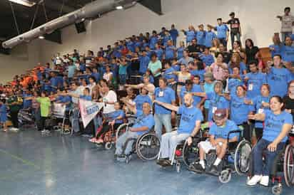 Astrid Casale de Zermeño, presidenta honoraria de DIF Torreón, presidió la ceremonia de inauguración que se llevó a cabo en el Gimnasio de la Unidad Deportiva de Torreón, a la que asistieron el total de los participantes, acompañados de sus maestros y familiares, así como los árbitros y entrenadores. (EL SIGLO DE TORREÓN)