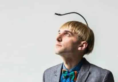 El artista Neil Harbisson, el primer cíborg reconocido oficialmente por un Gobierno, el del Reino Unido, defendió el derecho de las personas a incorporar la robótica al cuerpo humano. (ESPECIAL)