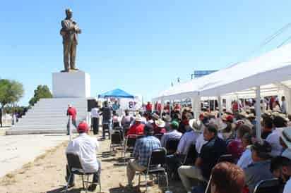 Frente al monumento a Lázaro Cárdenas, campesinos de la Comarca Lagunera conmemoraron 83 años del Reparto Agrario. (EL SIGLO DE TORREÓN)