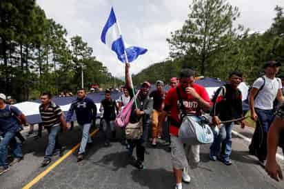 Familias migrantes en una caravana que salió desde Honduras, en busca de mejores condiciones de vida. (EFE)