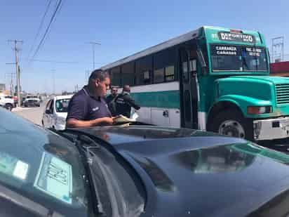 El filtro de detección de unidades automotrices con placas vencidas o sin laminados se instaló en la mañana de este martes. (EL SIGLO COAHUILA)