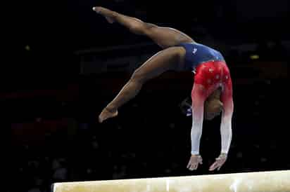 Simone Biles tuvo una gran actuación ayer, en el Mundial que se celebra en Stuttgart, Alemania. (AP) 