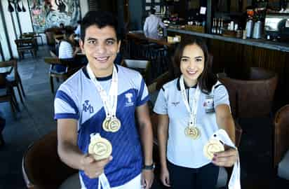 Orgullosos, Víctor Villalobos y Tania Gallardo muestran sus medallas obtenidas en la más reciente edición de los Juegos Nacionales Populares. Los artemarcialistas fueron recibidos por el alcalde Jorge Zermeño. (JESÚS GALINDO) 