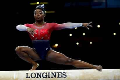 La gimnasta estadounidense Simon Biles ganó su 15ta medalla de oro en Campeonatos Mundiales. (CORTESÍA)