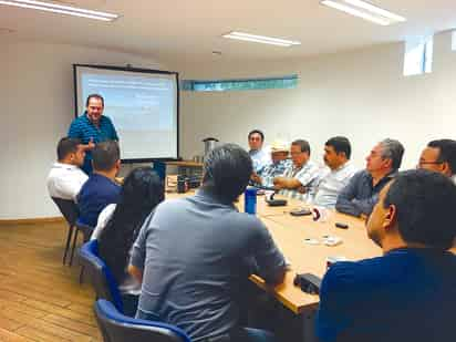 El diputado Fernando Izaguirre presentó ayer el proyecto de la Presa Baja del Nazas a empresarios y ambientalistas laguneros. (FABIOLA P. CANEDO/EL SIGLO DE TORREÓN)