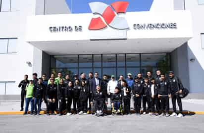 Los deportistas, entrenadores, delegados y autoridades, aprovecharon para tomarse la fotografía oficial, tras ser abanderados. (JESÚS GALINDO) 