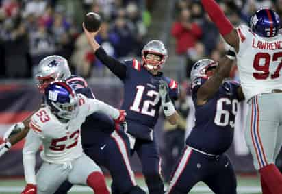 En una noche atípica para el veterano mariscal de campo local, Tom Brady, los Patriotas de Nueva Inglaterra siguen sin conocer la derrota en la actual temporada de la NFL. (AP) 