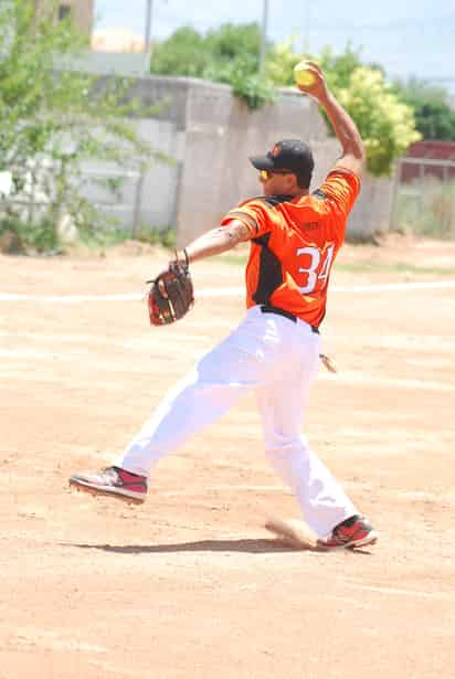 El derecho Daniel Ortiz tuvo una inspirada labor desde el centro del diamante, desquiciando a los bateadores del equipo rival. (ESPECIAL) 