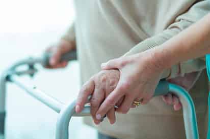 La fractura de cadera es un traumatismo que surge como consecuencia de la osteoporosis, una enfermedad que se 'caracteriza por la masa ósea baja y el deterioro de la microarquitectura del hueso que aumenta la fragilidad ósea'. (ESPECIAL)