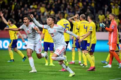 El jugador del Valencia, Rodrigo Moreno (c), marcó en el minuto 92 el gol con el que la escuadra española rescató la igualada ante los suecos dentro de las eliminatorias rumbo a la justa europea. (EFE) 