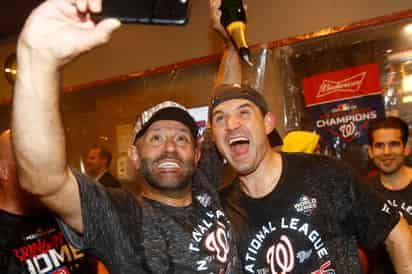 Ryan Zimmerman (d) y el doctor Hirad Bagy celebran tras el cuarto juego de la Serie de Campeonato contra los Cardenales de San Luis. (AP)