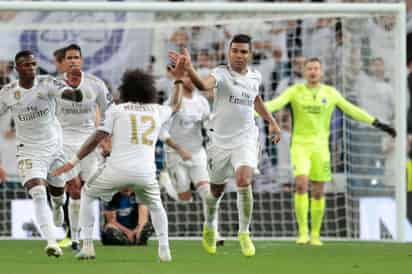 El mediocampista brasileño Casemiro (d) fue víctima de esta banda mientras jugaba el derbi español ante el Atlético de Madrid. (ARCHIVO) 