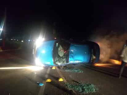 Al intentar dar vuelta para tomar la carretera del canal de Sacramento, el automóvil se impactó con un pequeño camellón donde está un semáforo y terminó por voltearse. (EL SIGLO DE TORREÓN)