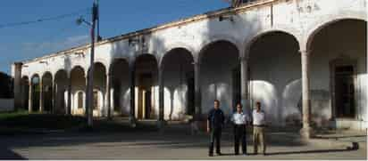 Grandiosos y señoriales arcos de cantera viendo hacia el oriente, de la Hacienda de San José de la Goma.