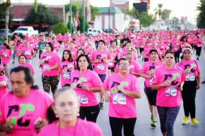 Las calles de esta ciudad se pintaron de rosa, con el numeroso contingente de corredores. (ESPECIAL) 