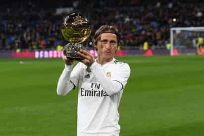 El croata Luka Modric rompió el año pasado con el duopolio que mantuvieron durante 10 años ambos astros en la consecución del premio. (ARCHIVO) 