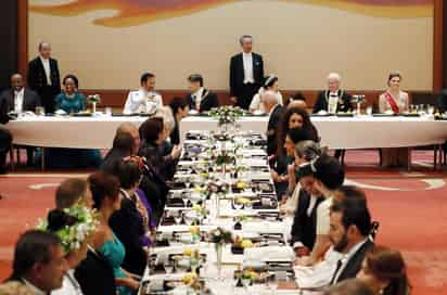 El banquete consistió en comida tradicional japonesa, la cual, fue degustada por los invitados que siguieron las estrictas normas del protocolo japonés. (EFE)