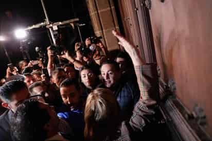 Los agreden. Varios alcaldes de los partidos Acción Nacional (PAN), Revolucionario Institucional (PRI) y De la Revolución Democrática (PRD) fueron dispersados con gas lacrimógeno mientras buscaban ingresar por la fuerza a Palacio Nacional. (EL UNIVERSAL)