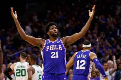 Joel Embiid metió 15 puntos y bajó 13 rebotes, en la victoria de los 76'ers 107-93 sobre los Celtics de Boston. (AP)