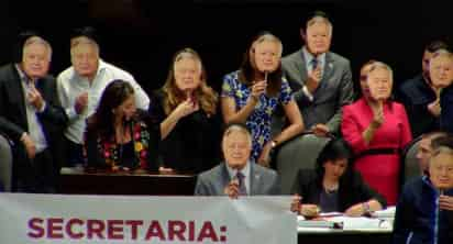 Durante la comparecencia de la titular de la Función Pública, un grupo de panistas subió a la máxima tribuna del país con máscaras de cartón del propio Bartlette y una gran lona con la leyenda: 'Secretaria: ¿Así puede ver lo que todos vemos? #BartlettBienesRaíces'. (ESPECIAL)