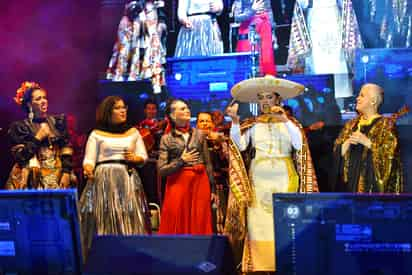 Con sentimiento. Regina Orozco, Marisoul, Ofelia Medina, Aída Cuevas y Eugenia León, compartieron el escenario para deleitar a los asistentes con un popurrí que cerró con broche de oro la noche bohemia. (ERNESTO RAMÍREZ)