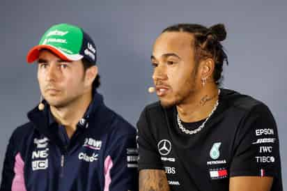 Junto al piloto mexicano Sergio Pérez (i), el británico Lewis Hamilton ve difícil coronarse en el GP de México tal y como lo hizo el año pasado. (EFE)