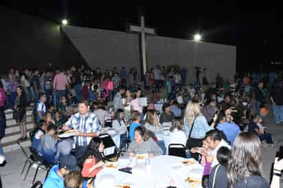 Varios laguneros se dieron cita en la Parroquia de Todos los Santos para ir a misa y recibir la reliquia. (Fernando Campeón)