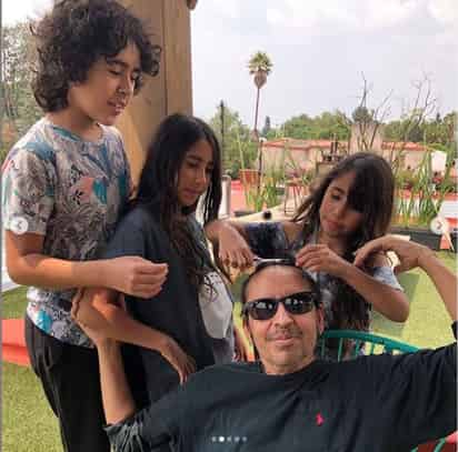 Unidos. Con la mejor de sus sonrisas, Memo se deja cuidar y mimar por sus hijos, el gran tesoro y mejor apoyo del productor. (ESPECIAL)
