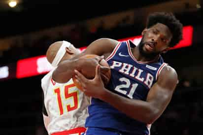 Joel Embiid anotó 36 puntos en la victoria de 76'ers ante los Halcones de Atlanta; Filadelfia se puso con marca de 3-0 en la temporada. (AP)