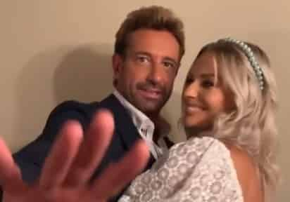 La actriz Mayrín Villanueva grabó a sus compañeros de reparto Gabriel Soto e Irina Baeva abrazados luciendo sus trajes de novios. (INSTAGRAM)