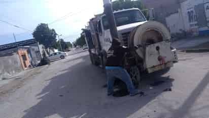 Personal del Simas San Pedro acudió a atender los reportes expuestos por los sampetrinos. (EL SIGLO DE TORREÓN)