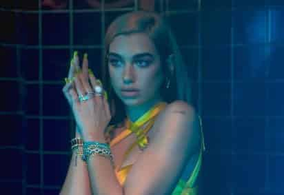 Dua Lipa lanzó este viernes al mercado un nuevo sencillo, Don't Start Now, acompañado de un videoclip oficial, con el que adelanta el trabajo que está realizando de cara a un segundo disco de estudio. (ESPECIAL)