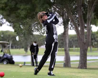 Las golfistas con todo y su disfraz, disfrutaron la ronda de 18 hoyos. (ESPECIAL) 