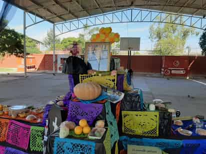 Se colocó el altar de muertos en esta escuela en homenaje al hombre que consolidó lo que ahora se conoce como El Siglo de Torreón.