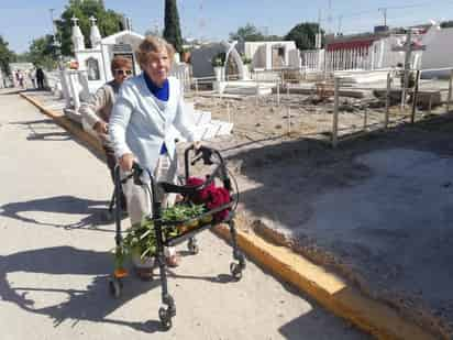 Desde ayer, el camposanto comenzó a recibir a decenas de personas que acuden a visitar a sus difuntos.