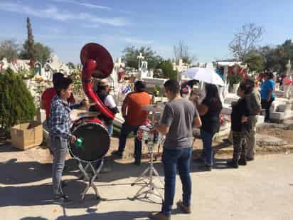 Colorido y lleno de música, fue como el Panteón Municipal de Lerdo lució durante el Día de Muertos. (EL SIGLO DE TORREÓN)