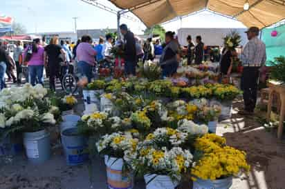 Este 2 de noviembre las autoridades cobraron el doble por el permiso de venta en el panteón. (EL SIGLO DE TORREÓN / MARY VÁZQUEZ)