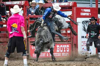 La historia de vida de Edgar Durazo ha llamado la atención a los amantes del rodeo en Canadá. (ESPECIAL)