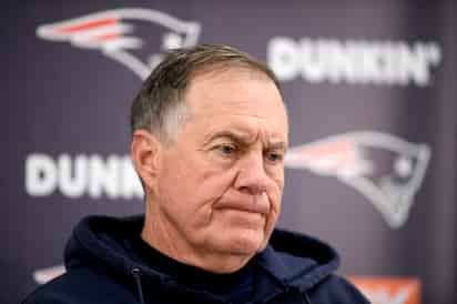 El coach de los Patriotas, Bill Belichick, habla con reporteros tras la derrota del domingo ante los Cuervos de Baltimore. (AP)