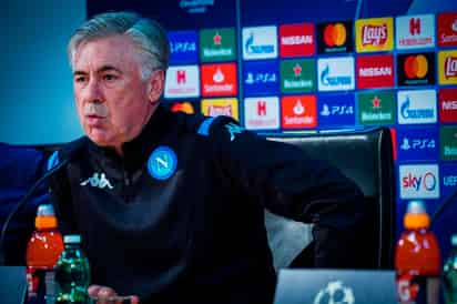 El técnico del Napoli Carlo Ancelotti en una rueda de prensa previa al partido de Champions del martes contra el Salzburgo. (AP)