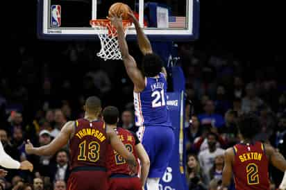 Joel Embiid anotó 27 puntos en el triunfo sobre Cavaliers.