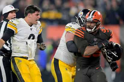 Myles Garrett (d) utilizó el casco de Mason Rudolph como arma durante una pelea entre ambos. (AP)